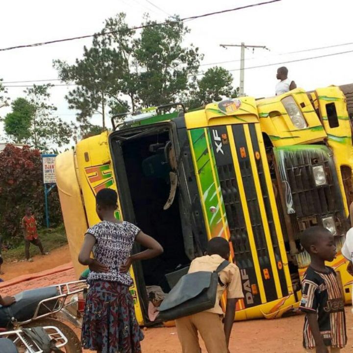 Un camion remorque finit sa course dans un caniveau à Alépé